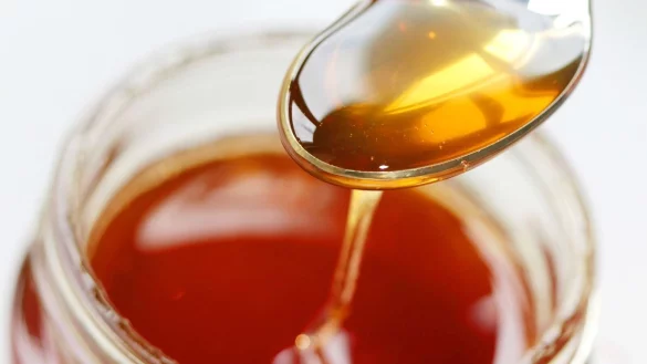 Mancher Honig hei&szlig;t &laquo;goldklar&raquo; - bei der Herkunft soll mehr Klarheit kommen. (Archivbild) - &copy; Oliver Berg/dpa