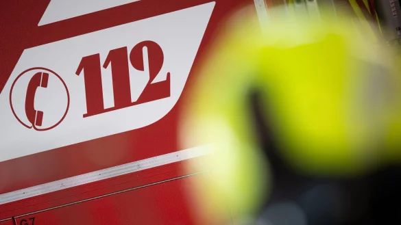 Rettungskr&auml;fte brachten zwei Menschen nach einem Brand in Geverlsberg ins Krankenhaus. (Symbolbild) - &copy; Sebastian Gollnow/dpa