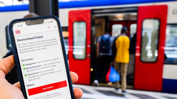 13,5 Millionen Abonnenten des Deutschlandtickets gibt es - aber auch Betrug rund um das Abo. (Archivbild) - © Julian Stratenschulte/dpa