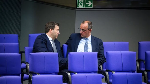 Nach der Finanzeinigung mit den Grünen beginnt für die Koalitionsverhandler das Ringen um die Details: SPD-Fraktionschef Klingbeil und Unionsfraktionschef Merz. - © Bernd von Jutrczenka/dpa