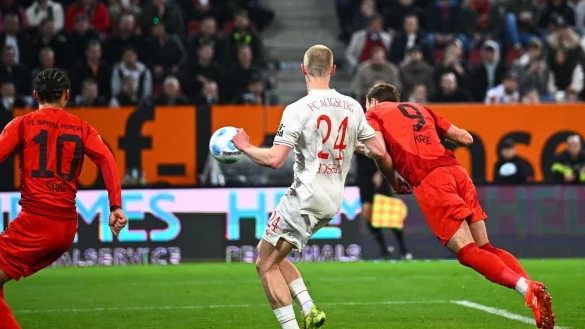 Harry Kane (r.) köpft das 2:1 für den FC Bayern. - © Tom Weller/dpa
