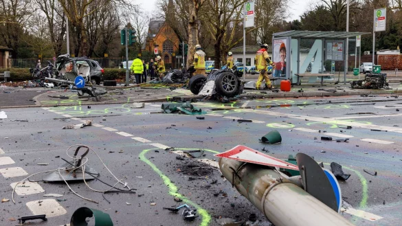 Jetzt sind es schon drei Tote: Ein schwerer Unfall in D&uuml;sseldorf am Samstag hinterlie&szlig; eine verw&uuml;stete Stra&szlig;e. (Archivfoto) - &copy; Christoph Reichwein/dpa