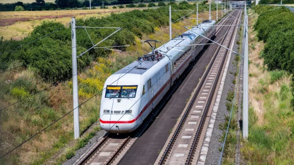 Mit 405 Kilometer pro Stunde rauschte der Zug mit dem Testwagen über die Strecke zwischen Erfurt und Leipzig. - © Jacob Schröter/dpa