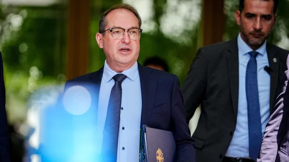 Polizisten können nicht belangt werden, argumentiert Innenminister Dobrindt. (Archivbild) - © Kay Nietfeld/dpa