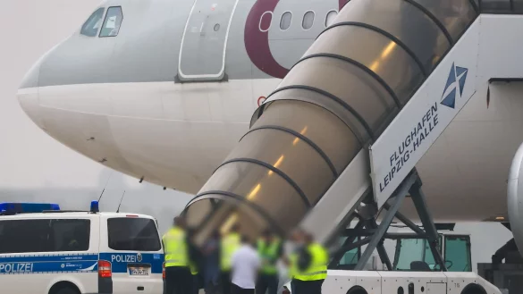 Die Zahl der Abschiebungen aus Deutschland ist im Vergleich zum Vorjahreszeitraum gestiegen (Archiv). - © Jan Woitas/dpa