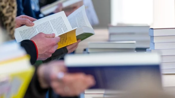 Bei der Analyse des Buchmarkts soll KI helfen. (Archivbild) - &copy; Hendrik Schmidt/dpa