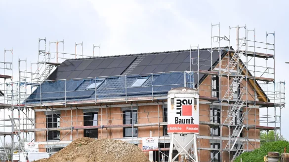 Derzeit sind Neubauten eher selten zu sehen. - © Bernd Weißbrod/dpa