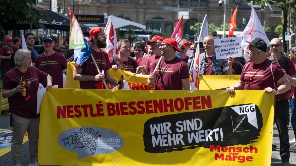 Nestlé-Beschäftigte kämpfen um ihre Jobs. - © Boris Roessler/dpa