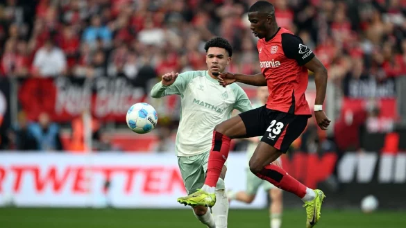 Muskelfaserriss in der Wade: F&uuml;r den Leverkusener Nordi Mukiele (r) k&ouml;nnte die Saison vorzeitig beendet sein. - &copy; Federico Gambarini/dpa