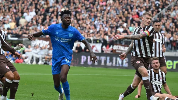 Erzielte die 1:0-F&uuml;hrung f&uuml;r Bayer: Edmond Tapsoba (M) - &copy; Carmen Jaspersen/dpa