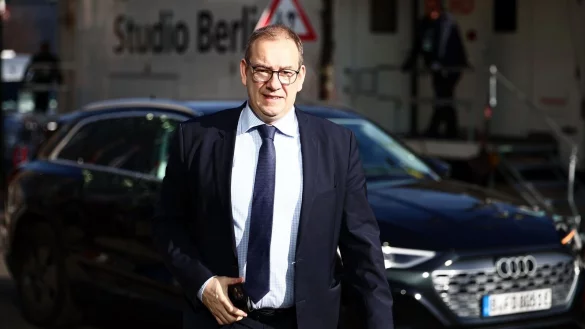 Henning Otte (CDU) soll auf Eva Högl (SPD) folgen. (Archivbild) - © Christoph Soeder/dpa