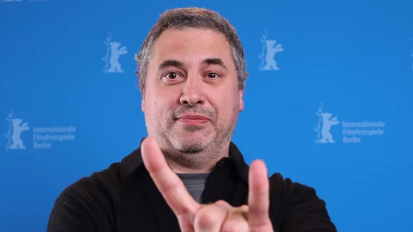 Radu Jude wurde mit einem Silbernen Bären ausgezeichnet. - © Ronny Hartmann/AFP Pool/dpa