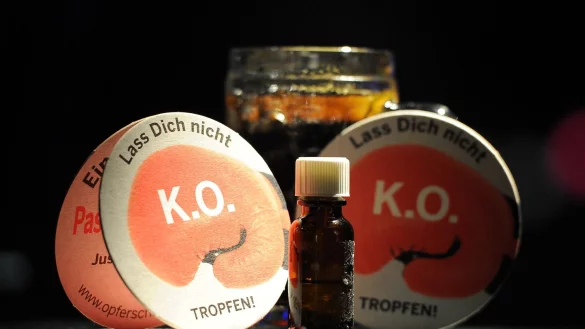 Die sächsische Polizei vermutetein großes Dunkelfeld bei Straftaten in Zusammenhang mit K.-o.-Tropfen. (Symbolbild) - © picture alliance / dpa