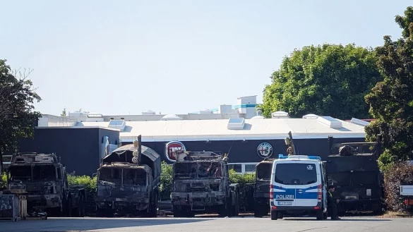 Sechs Bundeswehr-Fahrzeuge sind am Samstagabend in Erfurt in Brand geraten. Die Kriminalpolizei ermittelt wegen Brandstiftung. - © Martin Wichmann/WichmannTV/dpa