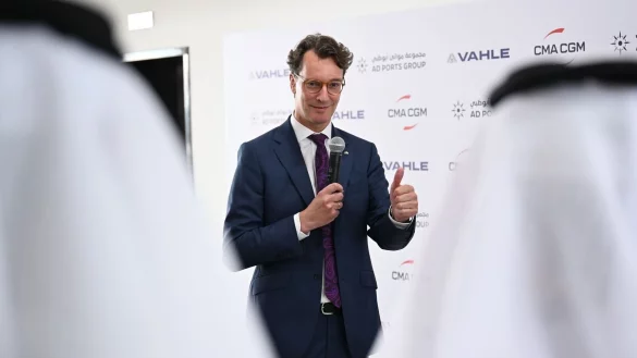 Wüst bei einer Rede vor arabischen Geschäftsleuten im Hafen Khalifa. - © Wolf von Dewitz/dpa-Zentralbild/dpa