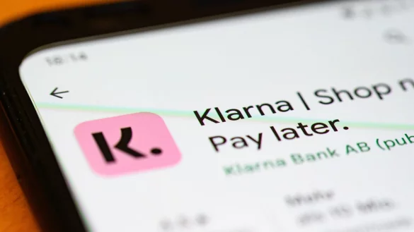Die App des schwedischen Zahlungsanbieters Klarna. Die Finanzfachleute der Unternehmensberatung Strategy& erwarten, dass die gro&szlig;en digitalen Finanzdienstleister etablierte Banken weiter bedr&auml;ngen werden. (Foto: Illustration) - &copy; Jonas Walzberg/dpa