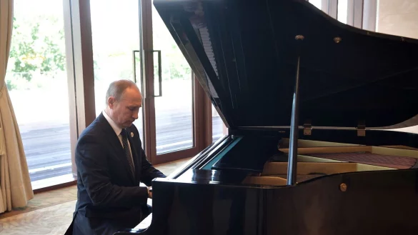 Der russische Präsident Wladimir Putin gibt sich gern als Kulturliebhaber und will nun einen internationalen Schlagerwettbewerb im eigenen Land gründen. (Archivbild) - © picture alliance / Alexei Nikolsky/POOL SPUTNIK KREMLIN/AP/dpa