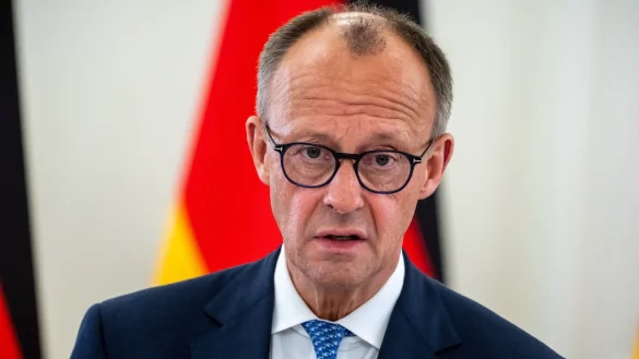 «Mehr als besorgt» sei die Bundesregierung angesichts der Ausweitung des israelischen Militäreinsatzes und vielen hungernden Menschen im Gazastreifen. - © Michael Kappeler/dpa