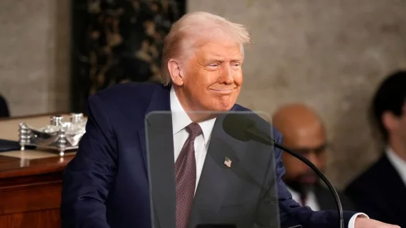 Trump teilt bei dem Auftritt vor dem Kongress gegen Demokraten aus. - © Alex Brandon/AP/dpa