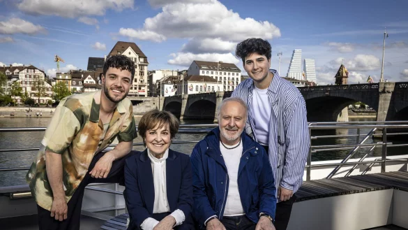 Paola (2.v.l.) und Luca Hänni (l) sind beim ESC 2025 mit von der Partie. - © Michael Buholzer/KEYSTONE/dpa