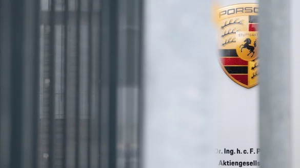 Porsche will zig Millionen Euro in neue Verbrenner-Fahrzeuge stecken. (Archivbild) - © Marijan Murat/dpa
