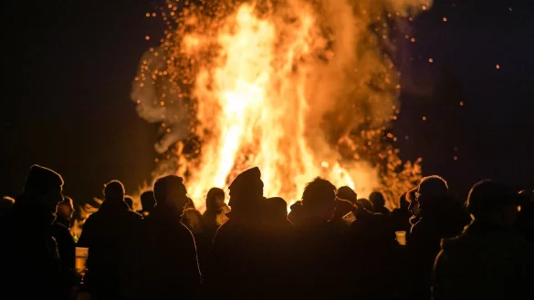 Das Osterfeuer sollte bei der örtlichen Ordnungsbehörde angezeigt werden, so die Feuerwehr. - © Frank Hammerschmidt/dpa
