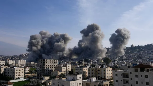 Israels Armee sprengte in der Stadt Dschenin Gebäude in die Luft, die von militanten Palästinensern genutzt worden sein sollen. - © Majdi Mohammed/AP/dpa