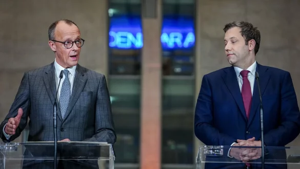 Können die Fraktionschefs von Union und SPD, Merz und Klingbeil, die Grünen noch auf ihre Seite ziehen? - © Kay Nietfeld/dpa