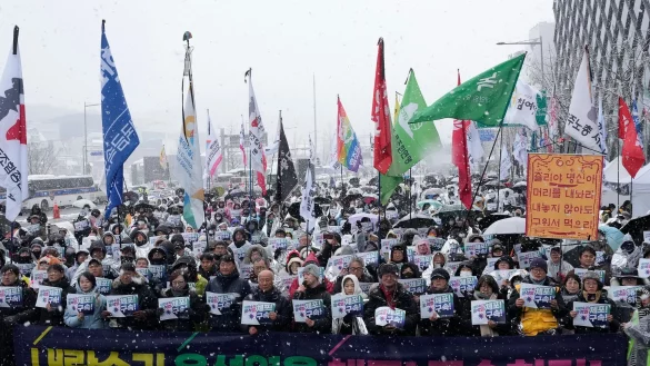 Seit Tagen gehen Gegner und Unterst&uuml;tzer Yoons immer wieder auf die Stra&szlig;e. - &copy; Ahn Young-joon/AP/dpa