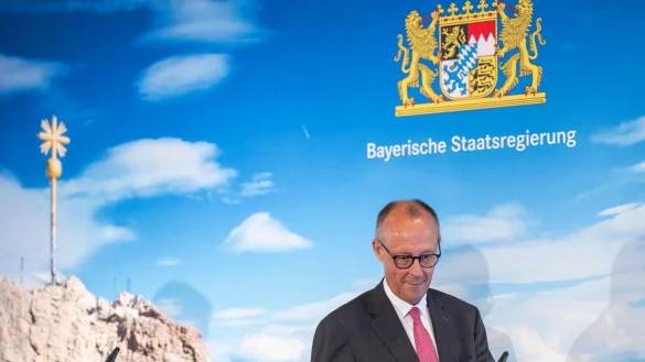 Nach seinem Treffen mit dem bayerischen Kabinett &auml;u&szlig;erte sich Kanzler Merz auch zur globalen Mindeststeuer - er steht dem Konzept demnach sehr skeptisch gegen&uuml;ber. - &copy; Peter Kneffel/dpa