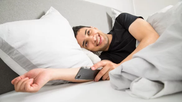 Guten Morgen! Es gibt Tricks, mit denen sich die Zeitumstellung besser wegstecken lässt. - © Christin Klose/dpa-tmn