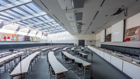 Das Streitobjekt: Sitzungssaal «3 S 001» im Reichstagsgebäude. Die SPD-Fraktion hat ihm den Namen «Otto-Wels-Saal» gegeben. - © Michael Kappeler/dpa