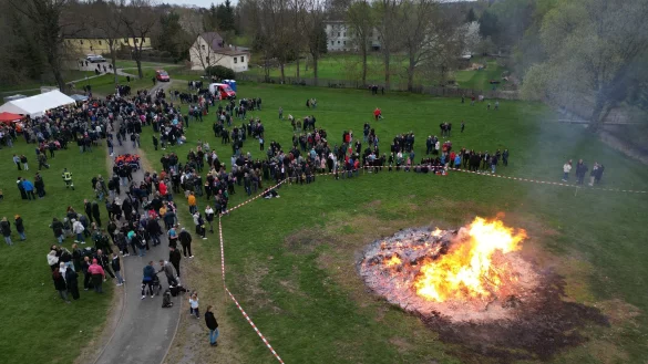 Das Wetter dürfte bei Osterfeuern mitspielen. - © Matthias Bein/dpa