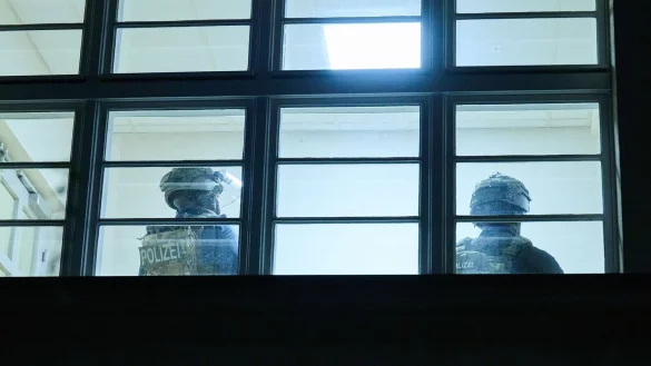 Schwerbewaffnete Polizisten durchsuchen eine Grundschule in Berlin. Doch am Abend kommt Entwarnung. - &copy; Annette Riedl/dpa