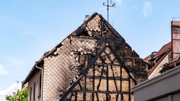 Nach dem Großbrand in der Innenstadt von Villingen sind die Häuser zunächst nicht mehr bewohnbar, zwei der sechs Gebäude sind zum Teil eingestürzt. - © Joshua Rzepka/onw-images/dpa