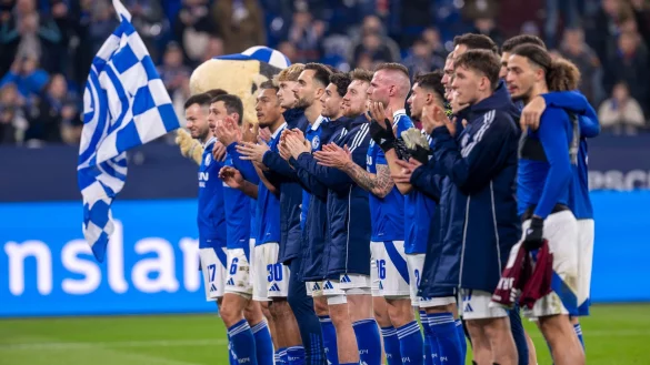 Schalke 04 jubelt nach dem Sieg gegen Nürnberg. - © David Inderlied/dpa