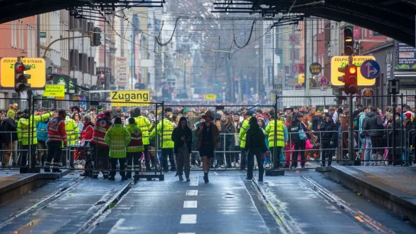 In der Karnevalshochburg Köln werden an Karneval wieder viele Menschen auf den Beinen sein - und Sicherheitskräfte. (Archivbild) - © Thomas Banneyer/dpa