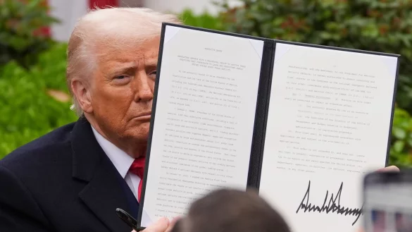 Trump hat die Zollankündigung als «Tag der Befreiung» gefeiert. (Archivbild) - © Evan Vucci/AP/dpa