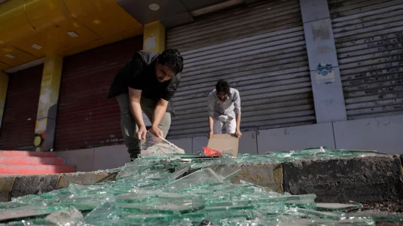 Die US-Angriffe im Jemen haben Fensterscheiben an Häusern bersten lassen. - © Osamah Abdulrahman/AP/dpa