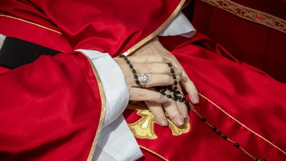 Noch liegt der tote Papst im offenen Sarg im Petersdom. - © Michael Kappeler/dpa
