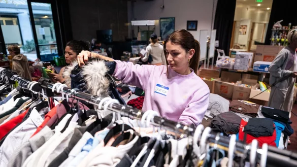 Jessica K&uuml;hefuss aus M&uuml;nchen ist eine der unz&auml;hligen Freiwilligen, die seit den Br&auml;nden in Los Angeles anpacken. - &copy; Maximilian Haupt/dpa