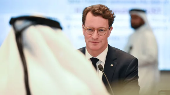 Hendrik Wüst sucht das Gespräch mit katarischen Geschäftsleuten, wie hier in einem Raum der Handelskammer Katars. - © Wolf von Dewitz/dpa