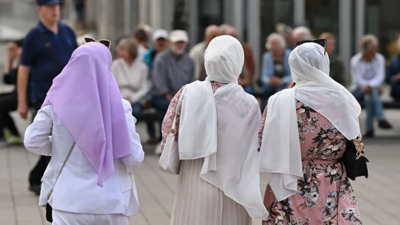 Frauen, die Kopftuch tragen, werden besonders h&auml;ufig zur Zielscheibe. (Symbolbild) - &copy; Patrick Pleul/dpa