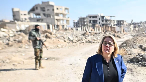 Schockiert sieht sich Entwicklungsministerin Svenja Schulze (SPD) im zerstörten Dschubar um. In dem Viertel lebt heute niemand mehr. Die Gebäude sind unbewohnbar. - © Sebastian Gollnow/dpa