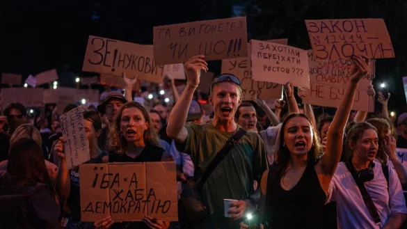In der Ukraine f&uuml;hrte ein neues Gesetz, das die Unabh&auml;ngigkeit von Antikorruptionsbeh&ouml;rden beschr&auml;nkt, zu landesweiten Protesten. - &copy; Alex Babenko/AP/dpa