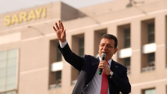 Seit der Verhaftung des CHP-Politikers Imamoglu gibt es immer wieder Razzien gegen Anhänger der größten Oppositionspartei in der Türkei. (Archivbild) - © Emrah Gurel/AP/dpa