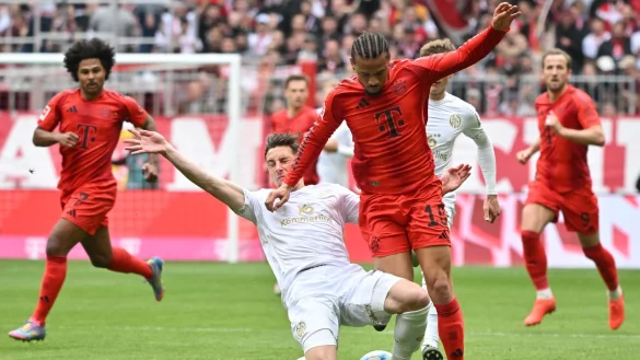 Leroy Sané (vorne rechts) trat gegen Mainz wieder als Torschütze in Erscheinung. - © Peter Kneffel/dpa