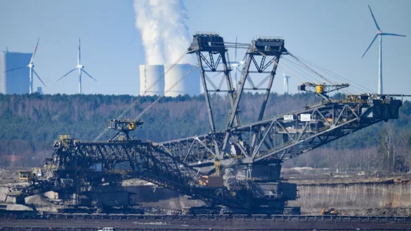 Gaskraftwerke sollen vielerorts Kohlemeiler ersetzen - auch in Ostdeutschland, wie Wirtschaftsministerin Reiche betont. (Archivbild) - © Robert Michael/dpa