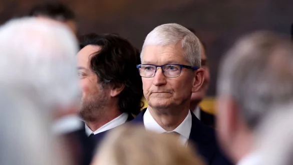 Kündigt nach seinem Treffen mit Trump ein 500 Milliarden Dollar schweres Investitionsprogramm an: Apple-Chef Tim Cook. (Archivbild) - © Kevin Lamarque/Pool Reuters/AP/dpa