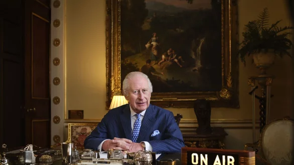 Der König erzählt im Radio Anekdoten zu bestimmten Liedern. - © -/The King\\\'s Music Room - Courtesy/PA Media/dpa